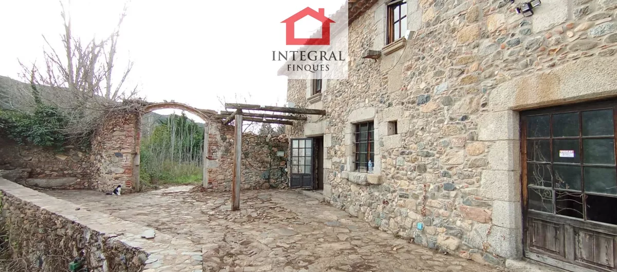 MAGNIFÍCA MASÍA DEL s.XVII A 2 MINUTOS DE CALONGE