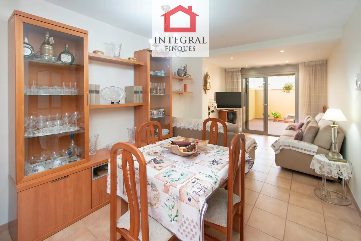 CASA CON TERRAZA Y GARAJE