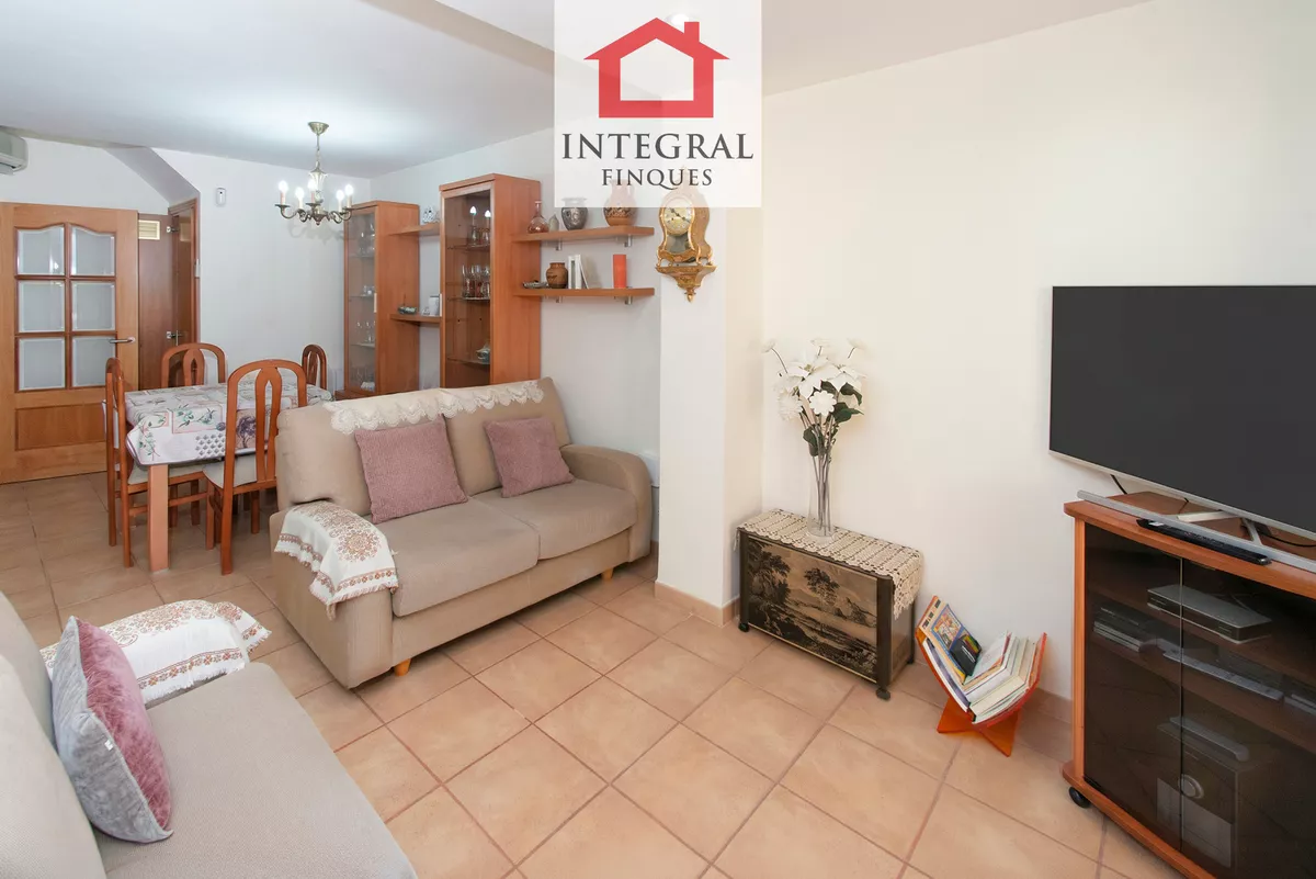 CASA CON TERRAZA Y GARAJE