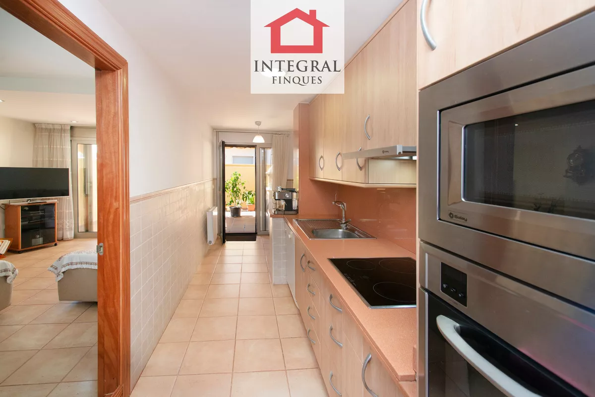 CASA CON TERRAZA Y GARAJE