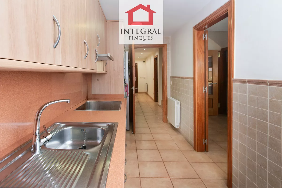 CASA CON TERRAZA Y GARAJE