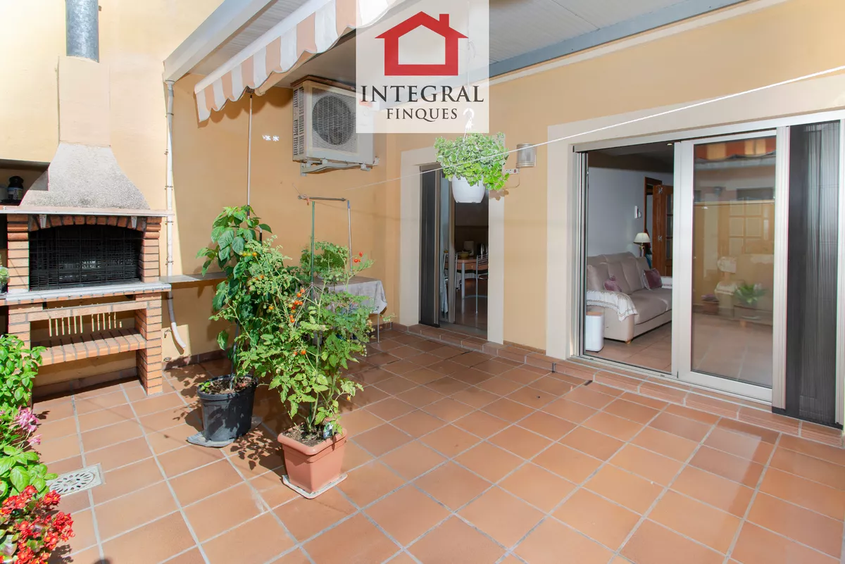 CASA CON TERRAZA Y GARAJE