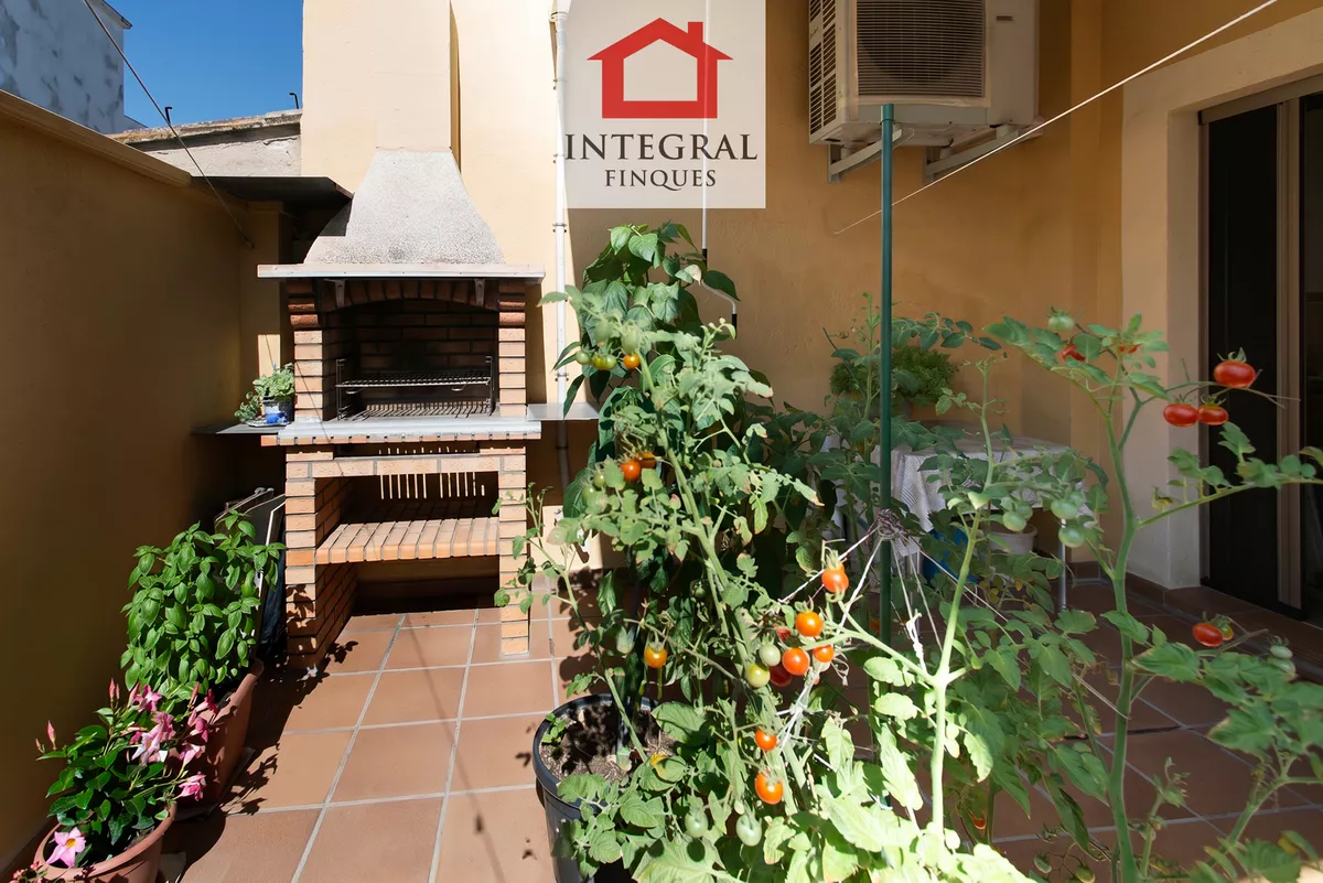 CASA CON TERRAZA Y GARAJE