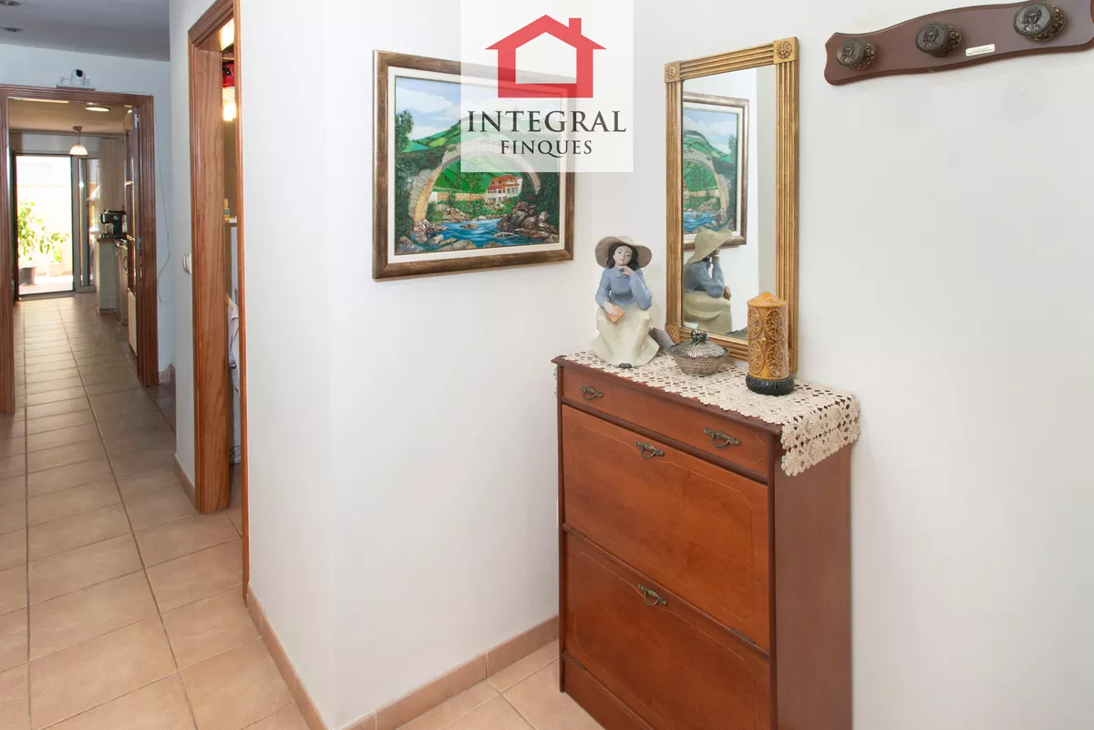 CASA CON TERRAZA Y GARAJE