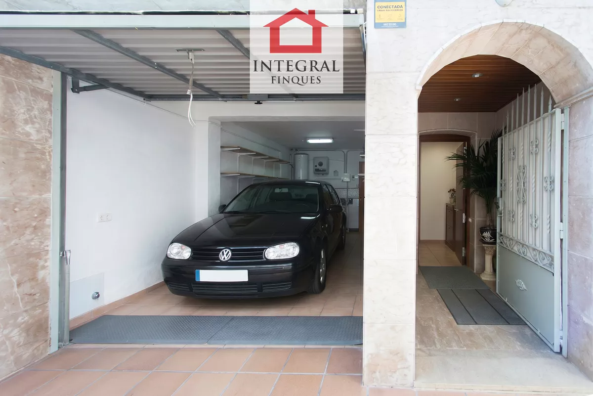 CASA CON TERRAZA Y GARAJE